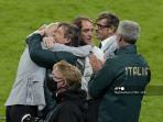 pelatih-italia-roberto-mancini-tengah-dan-anggota-staf-merayakan-kemenangan-atas-spanyol.jpg