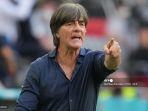 pelatih-jerman-joachim-loew-memberi-isyarat-dari-pinggir-lapangan-selama-pertandingan.jpg