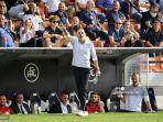 pelatih-kepala-ac-milan-italia-stefano-pioli-memberikan-instruksi-saat-lawan-spezia.jpg