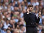 pelatih-kepala-aston-villa-steven-gerrard-memberi-isyarat-di-pinggir-lapangan.jpg