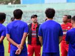 pelatih-kepala-baru-arema-fc-javier-roca-pimpin-latihan-perdana_20220907_181504.jpg