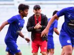 pelatih-kepala-baru-arema-fc-javier-roca-pimpin-latihan-perdana_20220907_181612.jpg