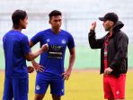 pelatih-kepala-baru-arema-fc-javier-roca-pimpin-latihan-perdana_20220907_181933.jpg