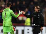 pelatih-kepala-brentford-thomas-frank-kanan-berjabat-tangan-dengan-kiper-liverpool-alisson-becker.jpg