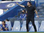 pelatih-kepala-chelsea-inggris-frank-lampard-memberi-isyarat-selama-pertandingan.jpg