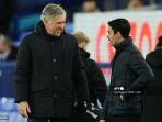 pelatih-kepala-everton-italia-carlo-ancelotti-berbicara-dengan-mikel-arteta.jpg