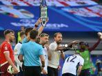 pelatih-kepala-inggris-gareth-southgate-memberi-isyarat-di-samping-bek-inggris-luke-shaw.jpg