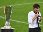 pelatih-kepala-inter-milan-italia-antonio-conte-berjalan-melewati-trofi.jpg