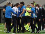 pelatih-kepala-inter-milan-italia-antonio-conte-dan-staf-merayakannya-kemenangan.jpg