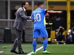 pelatih-kepala-italia-roberto-mancini-kiri-berbicara-kepada-giacomo-raspadori.jpg