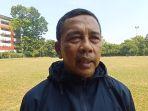 pelatih-kepala-kalteng-putra-jafri-sastra-saat-diwawancarai.jpg