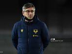 pelatih-kepala-kroasia-hellas-verona-ivan-juric-berjalan-di-lapangan.jpg