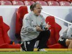 pelatih-kepala-leeds-united-asal-argentina-marcelo-bielsa-memberi-isyarat-di-tepi-lapangan.jpg