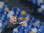 pelatih-kepala-napoli-italia-luciano-spalletti-memberikan-instruksi.jpg
