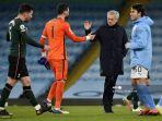 pelatih-kepala-portugis-tottenham-hotspur-jose-mourinho-2r-menyentuh-hugo-lloris.jpg
