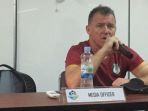 pelatih-kepala-psms-medan-peter-butler_20180802_195332.jpg