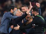 pelatih-kepala-roma-portugal-jose-mourinho-dan-staf-pelatih-merayakan-gelar-eucl-2022.jpg