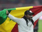 pelatih-kepala-senegal-aliou-cisse-mengibarkan-bendera-senegal.jpg