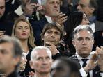 pelatih-kepala-tottenham-hotspur-antonio-conte-tengah-duduk-di-tribun-untuk-menonton-timnya.jpg