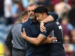 pelatih-kepala-tottenham-hotspur-yunani-australia-ange-postecoglou-dengan-son.jpg