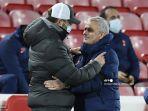 pelatih-liverpool-jurgen-klopp-dengan-pelatih-tottenham-jose-mourinho.jpg