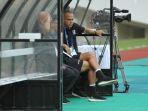 pelatih-madura-united-fabio-lefundes-duduk-di-bench-pemain.jpg