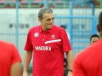 pelatih-madura-united-milomir-seslija_20180308_213038.jpg