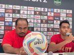 pelatih-malut-united-fc-imran-nahumarury-dan-frets-butuan.jpg