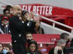 pelatih-manchester-city-asal-spanyol-pep-guardiola-memberi-isyarat.jpg