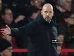 pelatih-manchester-united-erik-ten-hag-memberi-isyarat-di-tepi-lapangan.jpg