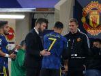 pelatih-manchester-united-inggris-michael-carrick-kiri-berbicara-dengan-cristiano-ronaldo.jpg
