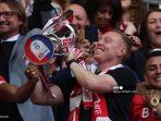 pelatih-nottingham-forest-steve-cooper-mengangkat-trofi-championship.jpg