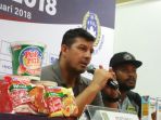 pelatih-persebaya-alfredo-vera_20180209_144433.jpg