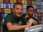 pelatih-persebaya-josep-gombau-adakan-jumpers_20230922_191026.jpg