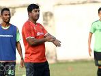 pelatih-persebaya-surabaya-angel-alfredo-vera_20180727_144836.jpg