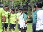 pelatih-persebaya-surabaya-djadjang-nurdjaman-saat-memimpin-latihan.jpg