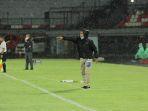 pelatih-persela-lamongan-jafri-sastra-ketika-memberikan-instruksi-di-pinggir-lapangan.jpg