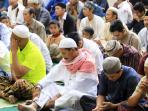 pelatih-persib-bandung-djadjang-nurdjaman-salat-ied_20141106_175929.jpg