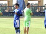 pelatih-persib-bandung-miljan-radovic-kiri-berdiskusi-dengan-achmad-jufriyanto.jpg