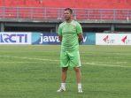 pelatih-persib-bandung-miljan-radovic-saat-memimpin-latihan.jpg