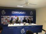 pelatih-persib-bandung-robert-alberts-dengan-achmad-jufrianto.jpg
