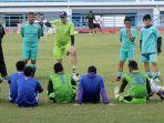 pelatih-persib-bandung-robert-rene-albert-tengah.jpg