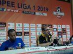 pelatih-persib-bandung-robert-rene-alberts-berbicara-pada-konferensi-pers.jpg