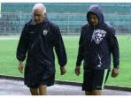 pelatih-persib-bandung-roberto-carlos-mario-gomez-dan-asistennya-fernando-soler_20180228_122918.jpg