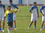 pelatih-persib-djadjang-nurdjaman-beri-instruksi_20141120_172457.jpg