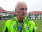 pelatih-persib-roberto-carlos-mario-gomez_20180309_172938.jpg