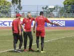 pelatih-persija-jakarta-ivan-kolev-memberikan-arahan_20190131_120223.jpg