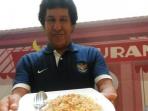 pelatih-persija-jakarta-muhammad-zein-al-haddad-alis-mamak-menunjukan-menu-nasi-goreng-monster_20161017_211006.jpg