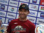 pelatih-persija-jakarta-thomas-doll-jelang-laga-persita-tangerang-vs-persija.jpg