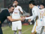 pelatih-persija-jakarta-thomas-doll-merayakan-gol-witan-sulaeman.jpg